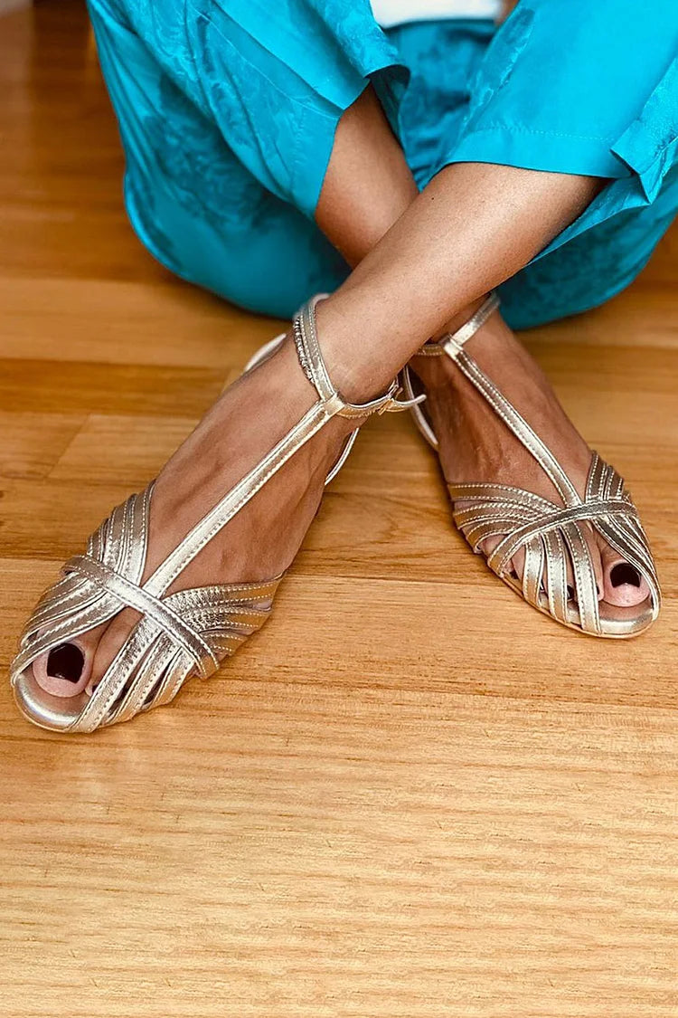 Schimmernde flache Peeptoe-Sandalen mit T-Riemen und Knöchelband