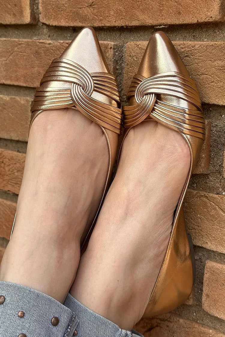 Goldene Patchwork-Ballerinas mit gedrehten Riemen und spitzem Zehenbereich