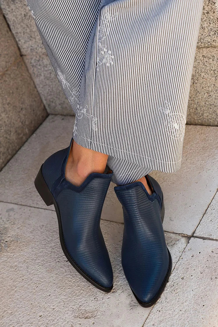 Marineblaue, strukturierte Stiefeletten mit spitzer Zehenform