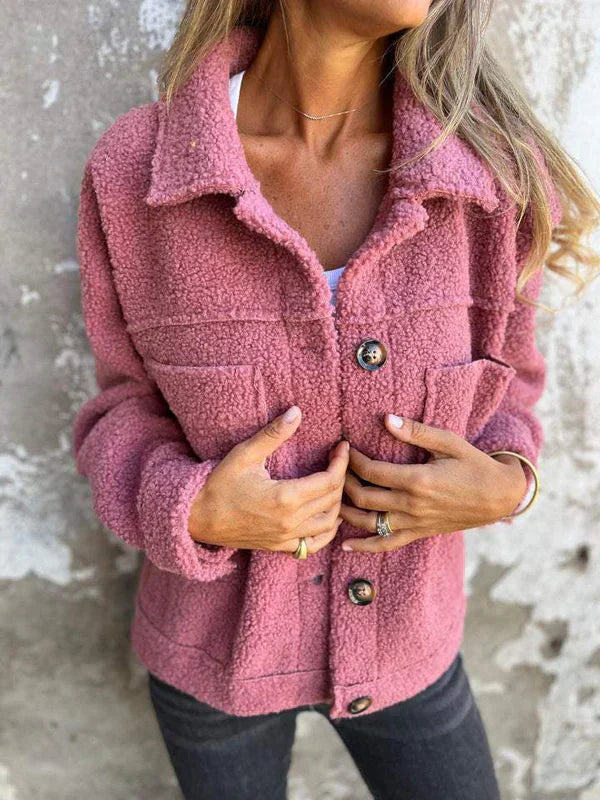 "Luna | Kurze Wolljacke mit Reverskragen" can be rewritten as "Luna | Kurze Wolljacke mit elegantem Reverskragen".