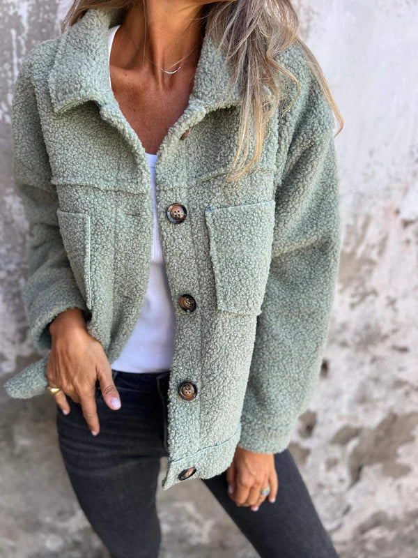 "Luna | Kurze Wolljacke mit Reverskragen" can be rewritten as "Luna | Kurze Wolljacke mit elegantem Reverskragen".
