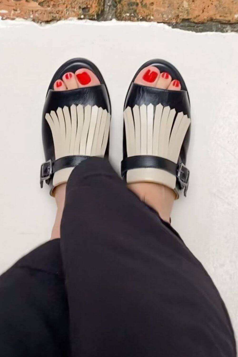 Offene Slip-On-Sandalen mit kontrastierenden Fransen und runder Zehenpartie