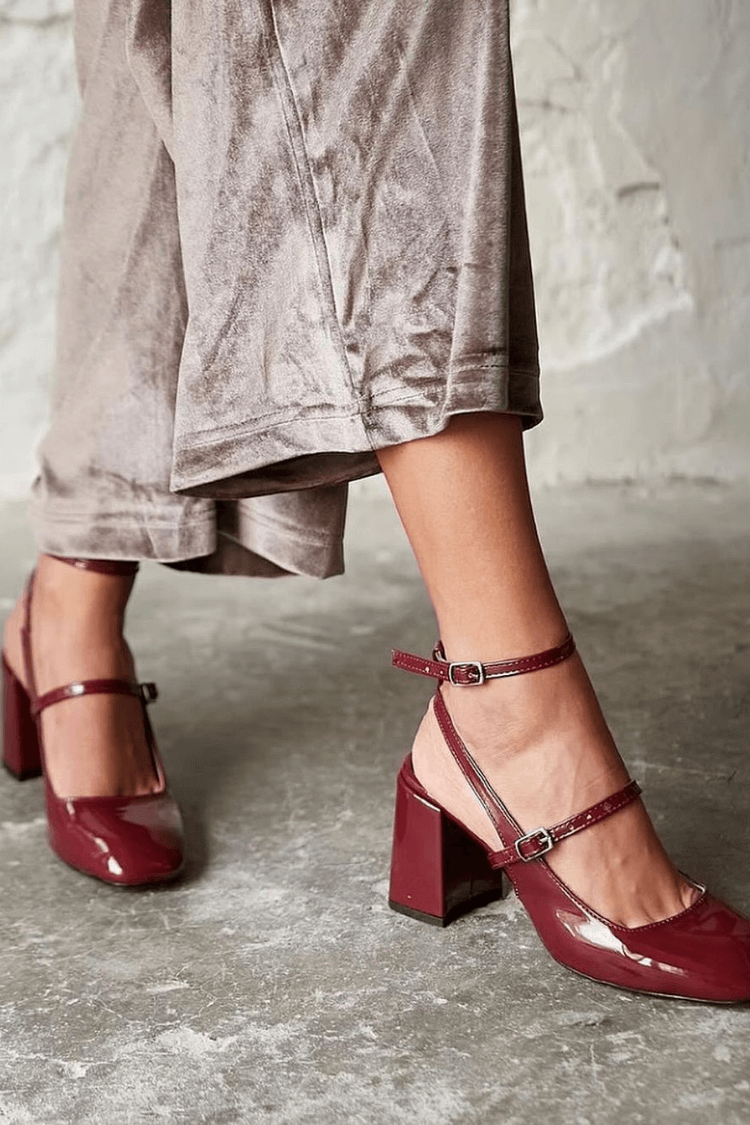 Schimmernde weinrote Mary-Jane-Pumps mit robustem Absatz und doppeltem Riemchen