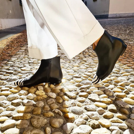 "Gestreifte Nähte, spitze Zehen, flacher Reißverschluss, mittelhohe Stiefel"
**"Gestreifte Nähte, spitz zulaufende Zehen, flacher Reißverschluss, mittelhohe Stiefel"**