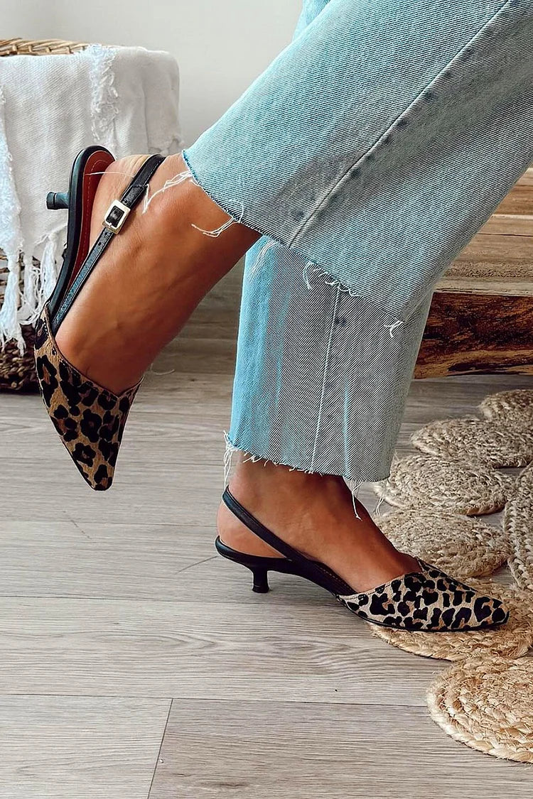Khakifarbene Kitten-Heels mit spitzem Zehenbereich und Leopardenmuster