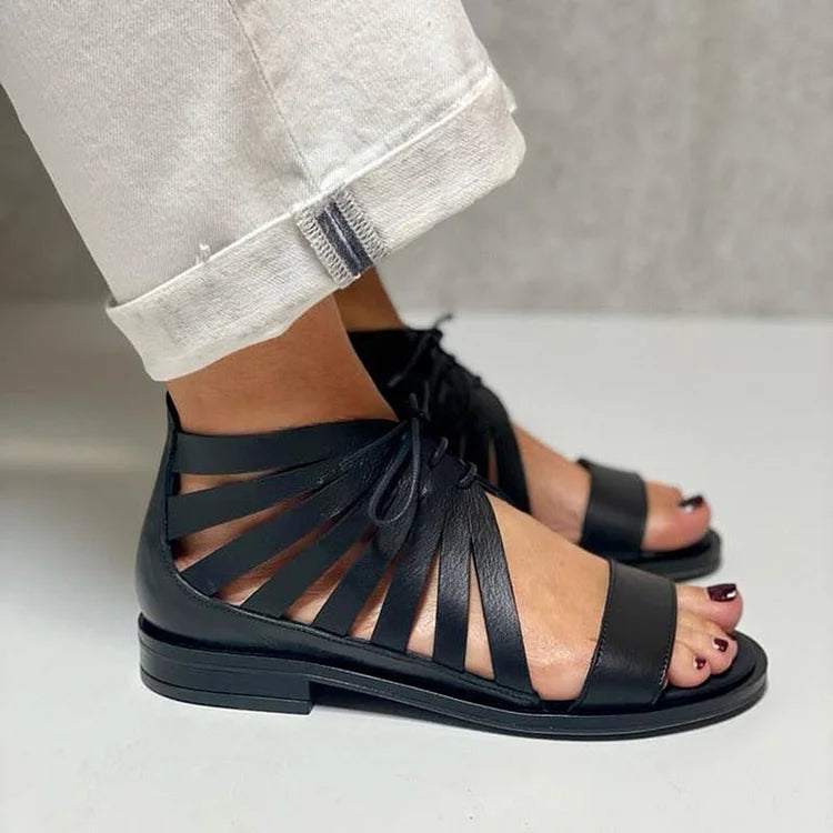 Schlichte schwarze Sandalen mit runder, ausgehöhlter Zehenpartie