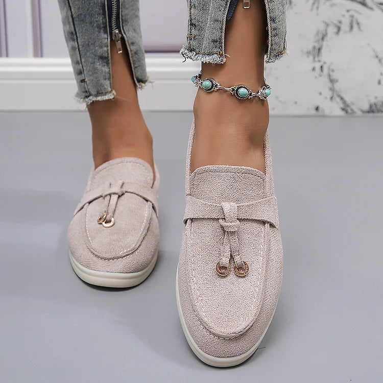 Bequeme einfarbige Low-Top-Loafer mit dekorativer Knotennaht