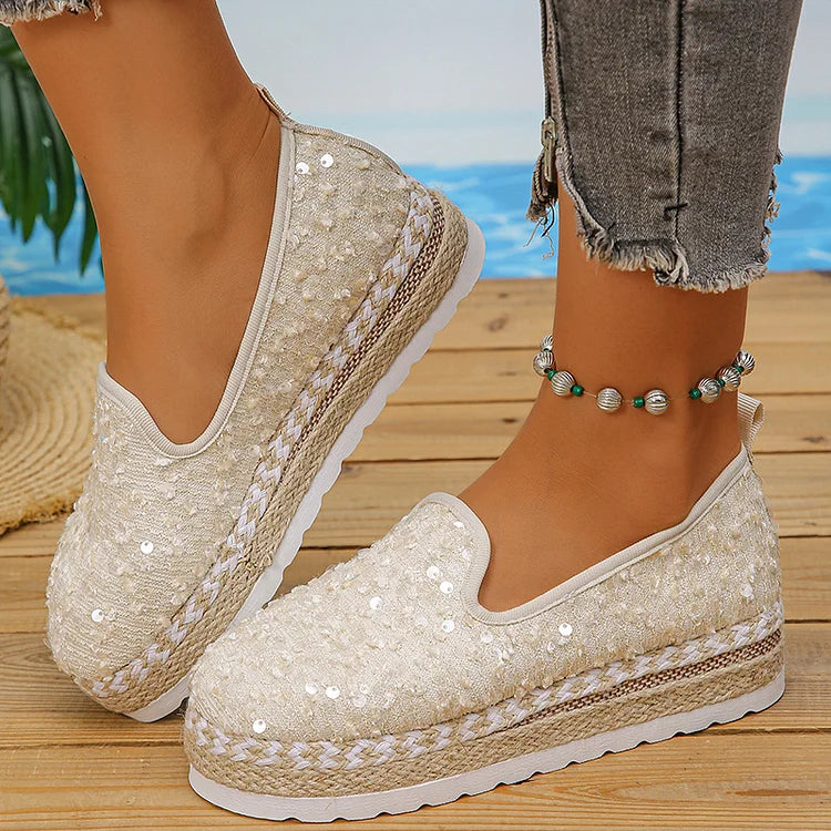 Espadrille-Slipper mit runder Zehenpartie und schlichtem Plateau, verziert mit Pailletten