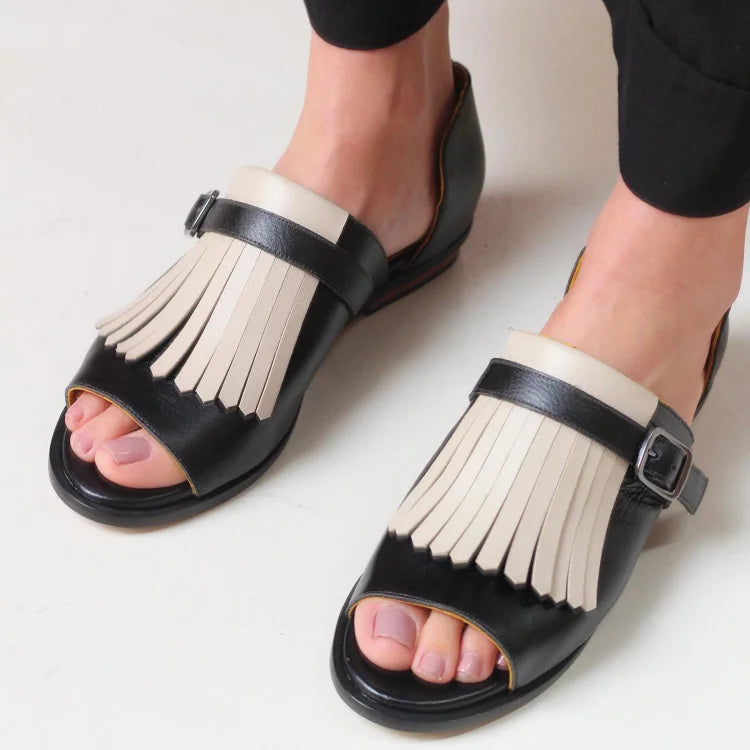 Offene Slip-On-Sandalen mit kontrastierenden Fransen und runder Zehenpartie