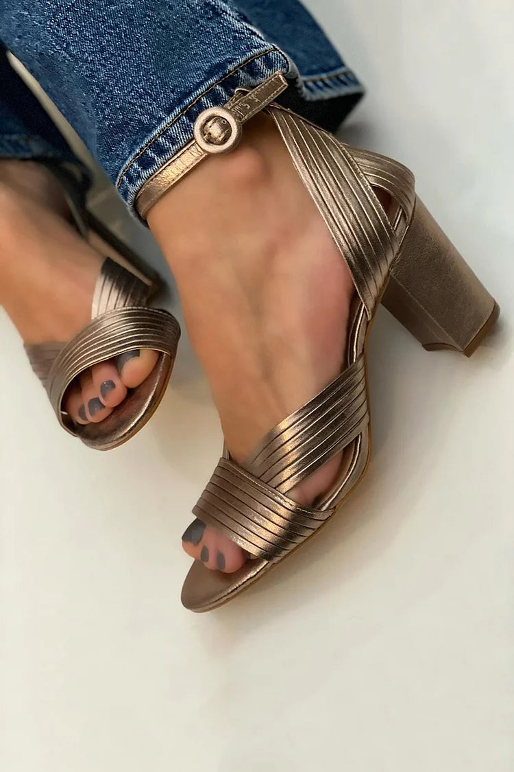 Gestreifte Peeptoe-Sandalen mit Knöchelriemen in Gold und strukturiertem Design