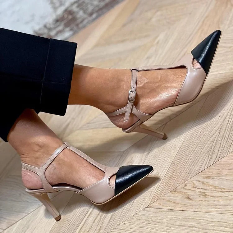 Beige Stiletto-Absätze mit farbblockierendem T-Riemen und spitz zulaufender Zehenpartie