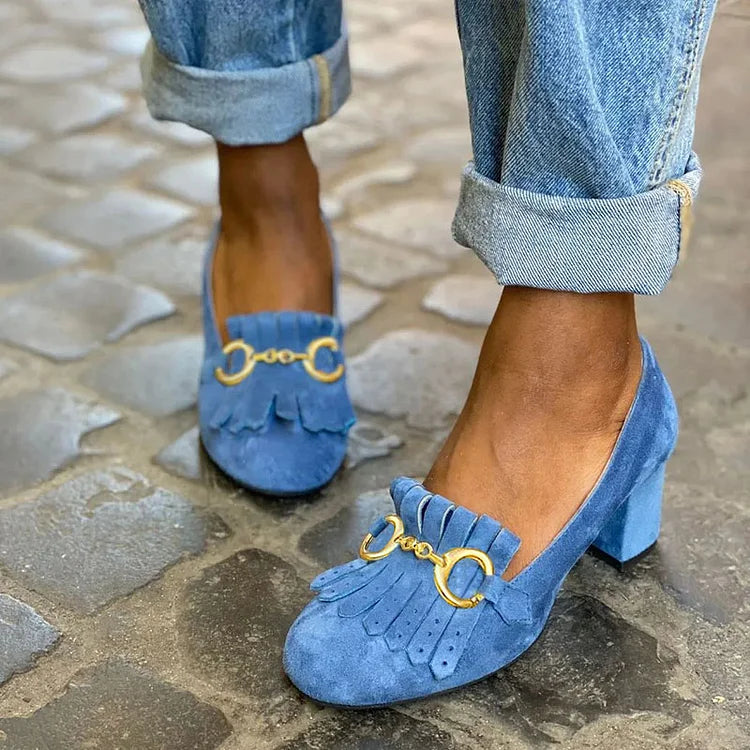 Matte, klobige Absatzschuhe mit runder Zehenpartie und fransierter Metallschnalle