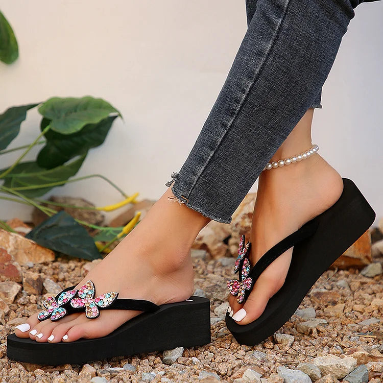 Farbenfrohe Strass-Schmetterlings-Plateau-Flip-Flops für den Strand