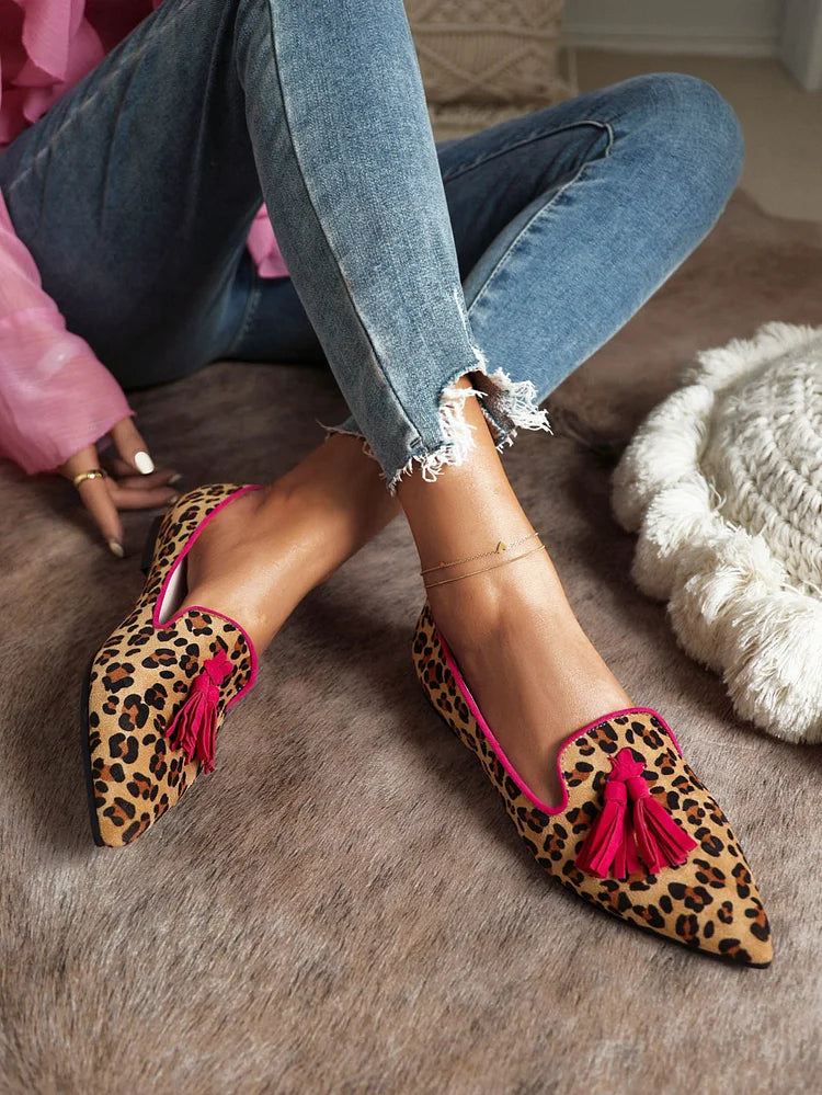 Lässige Damen-Ballerinas mit Leopardenmuster aus Wildlederimitat und Quastendekor