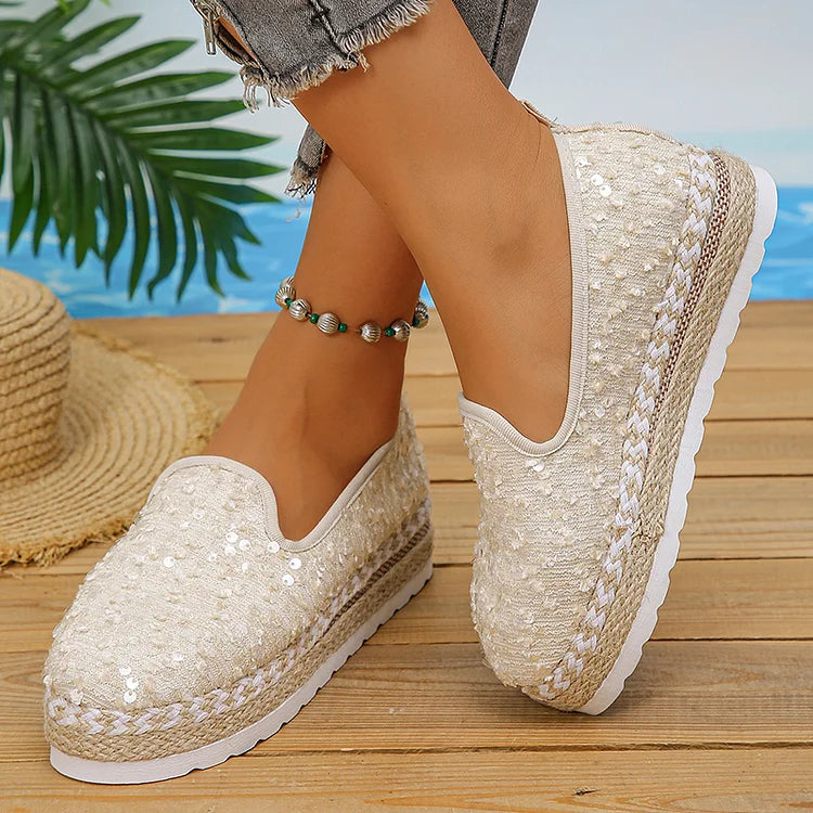 Espadrille-Slipper mit runder Zehenpartie und schlichtem Plateau, verziert mit Pailletten