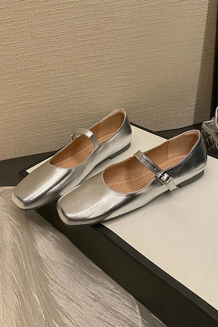 Einfarbige Ballerinas mit quadratischer Zehenpartie und Schnalle