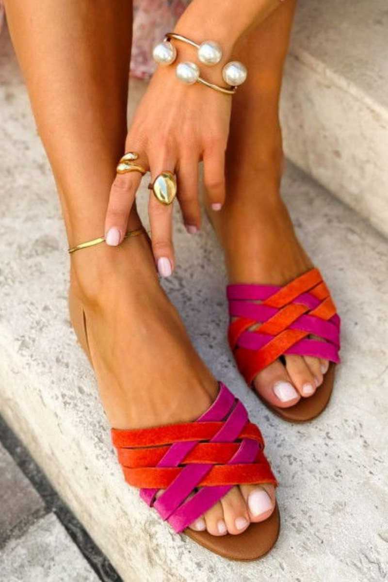 Weiße Sandalen mit Farbblock-Crossover-Riemen und offener Zehenpartie" could be rewritten as: "Weiße Sandalen mit bunten Crossover-Riemen und offener Zehenpartie.