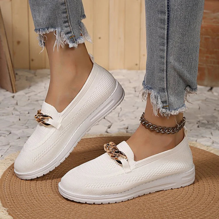 Legere einfarbige Strick-Loafer mit metallischem Kettendetail