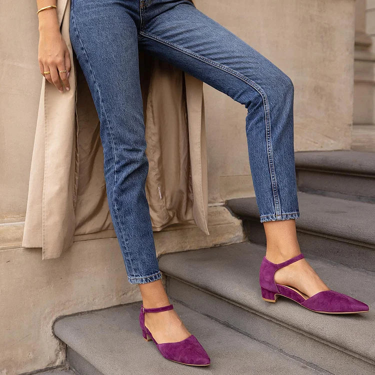 Elegante, lässige Ballerinas mit spitzem Zehenbereich und Knöchelriemen aus Wildleder-Optik
