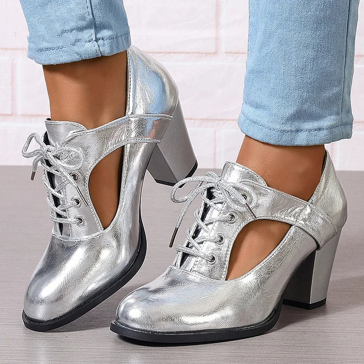 Schlichte Metallic-Sandalen mit Cut-Out, Schnürung und klobigen Absätzen