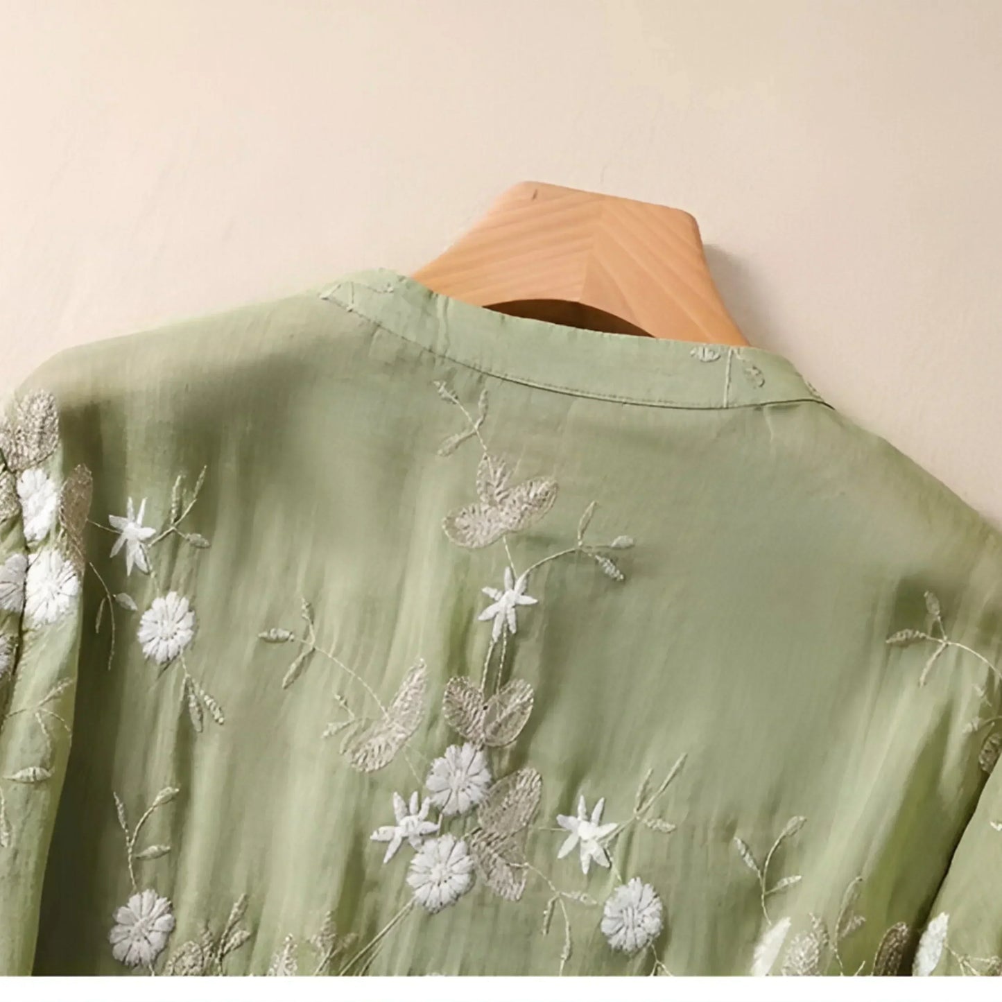 Emily | Elegantes Baumwolltop mit kunstvoll gesticktem Blumenmotiv