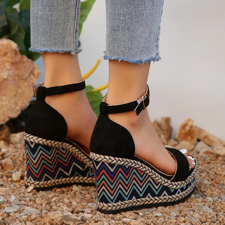 Gewebte Espadrille-Keilsandalen mit Knöchelriemen und ethnischem Muster