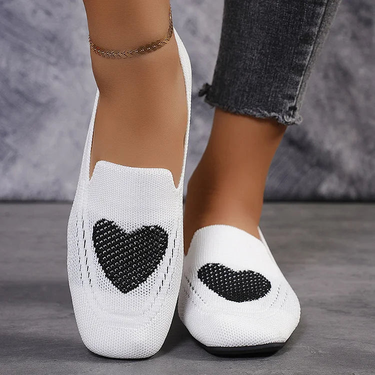 Strick-Freizeitschuhe mit Herzmuster und quadratischer Zehenpartie zum Hineinschlüpfen