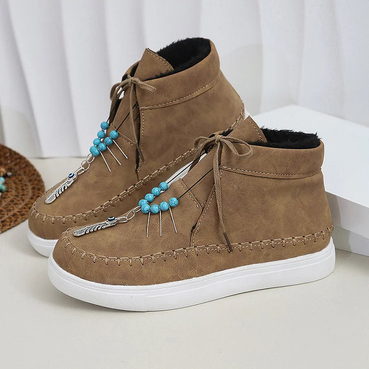 Stiefeletten mit Perlen, Federschmuck, feinen Nähten und runder Zehenform