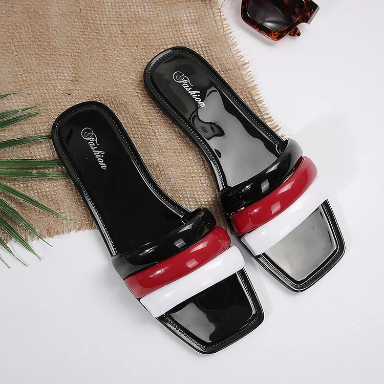 Stylische, farblich abgestimmte Riemchensandalen mit quadratischer Spitze für entspannte Outdoor-Aktivitäten
