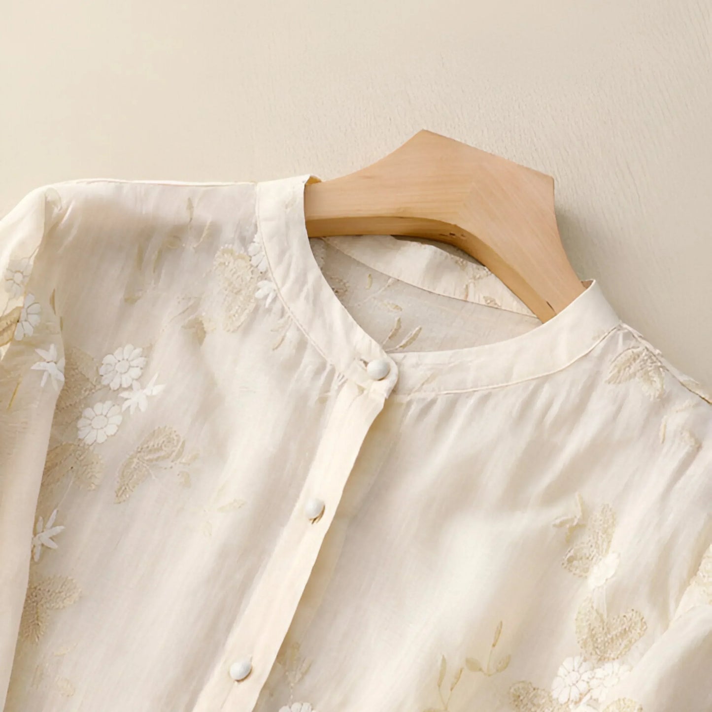 Emily | Elegantes Baumwolltop mit kunstvoll gesticktem Blumenmotiv