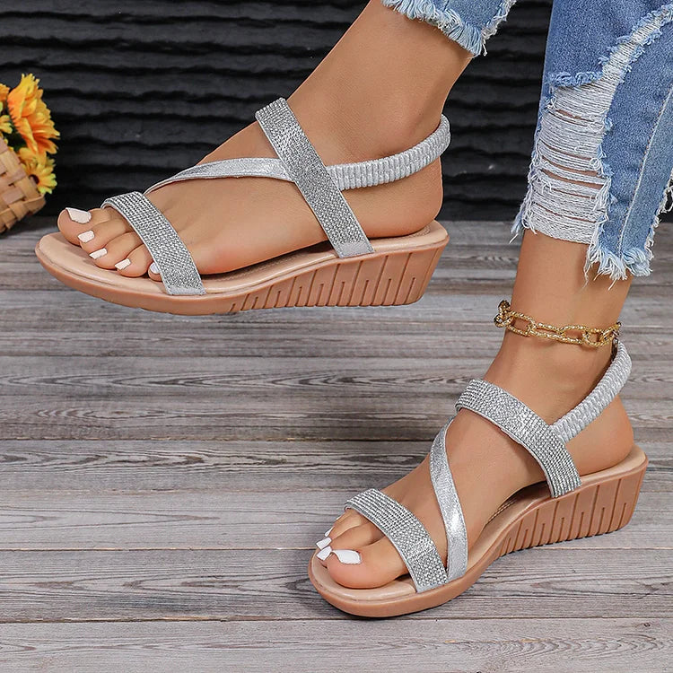 Strass-Details: Elastische Knöchelband-Sandalen mit runder Zehenpartie und elegantem Keilabsatz