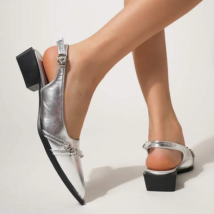 Glänzende Slingback-Ballerinas mit Zehenriemen und Schnallen-Dekor