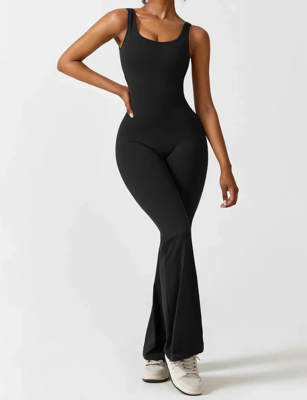 Manuela | Figurbetonender Jumpsuit mit ausgestelltem Bein