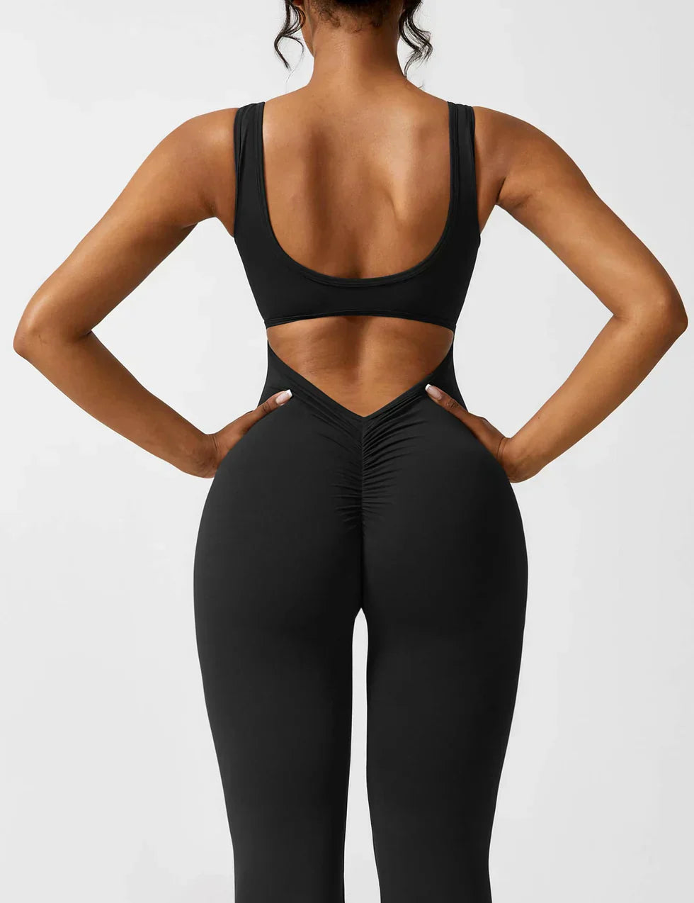 Manuela | Figurbetonender Jumpsuit mit ausgestelltem Bein