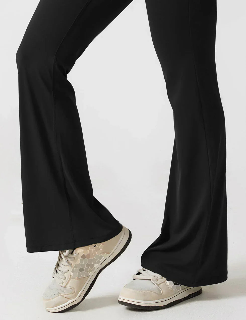 Manuela | Figurbetonender Jumpsuit mit ausgestelltem Bein