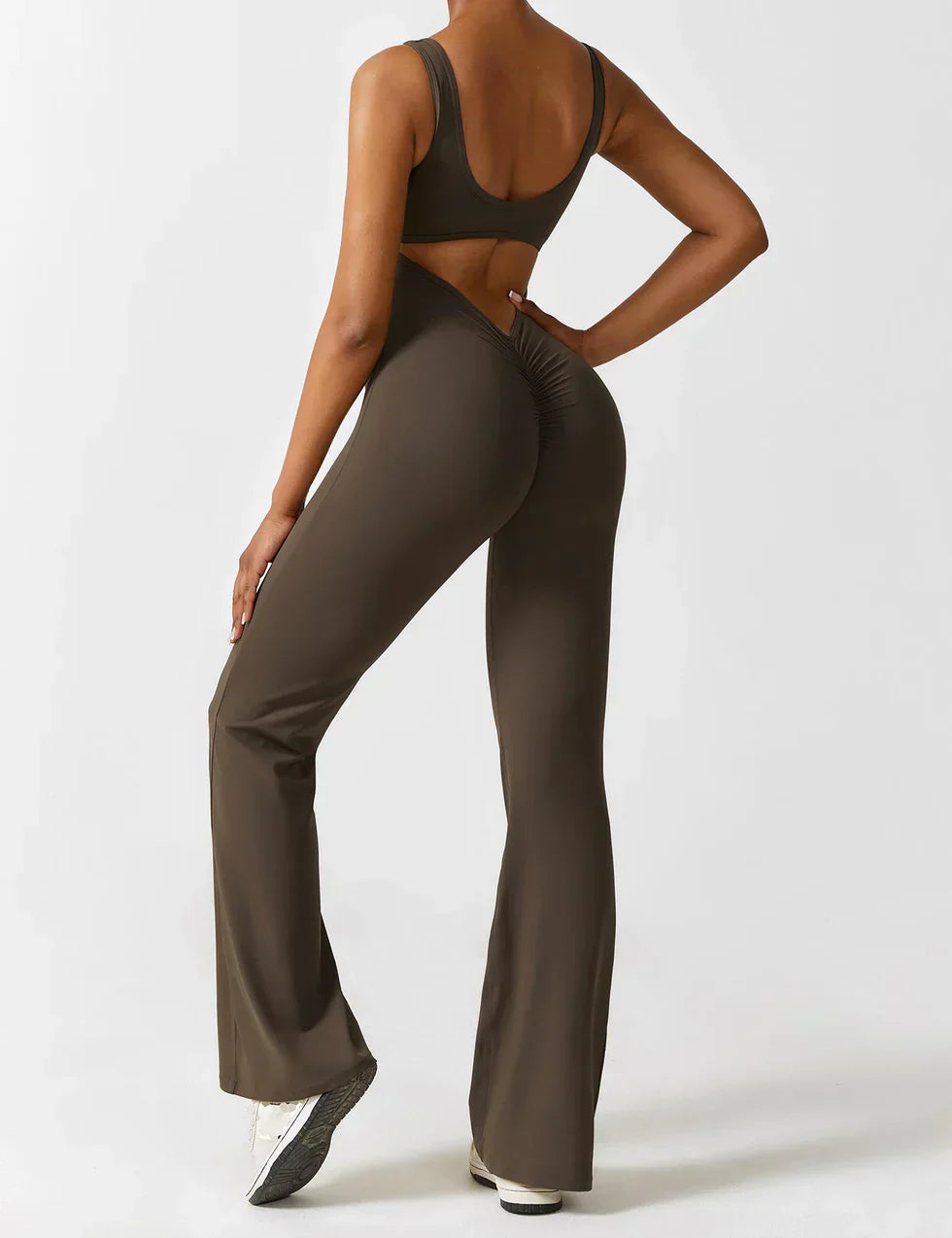 Manuela | Figurbetonender Jumpsuit mit ausgestelltem Bein