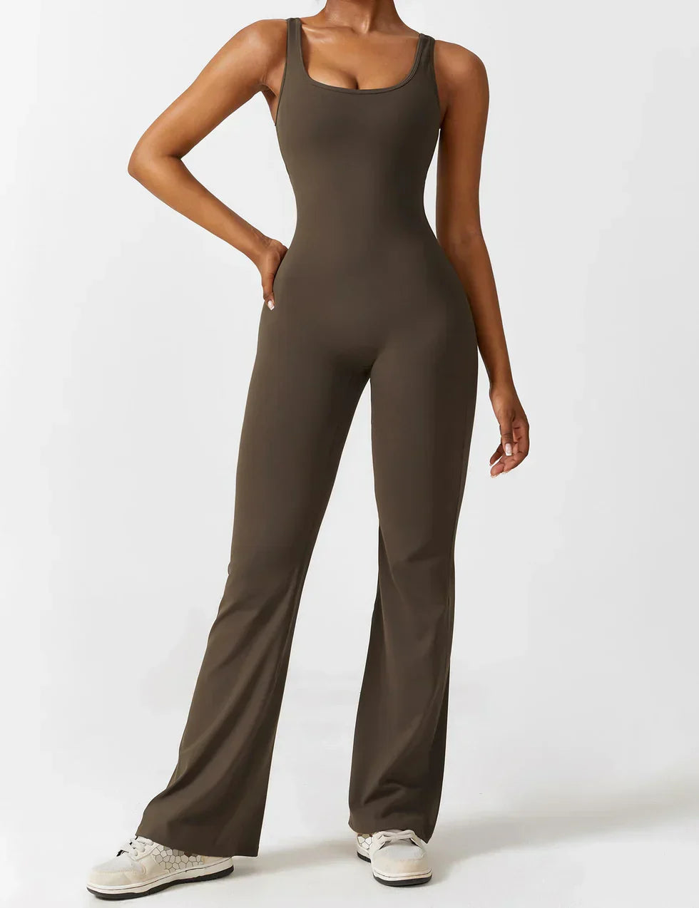 Manuela | Figurbetonender Jumpsuit mit ausgestelltem Bein