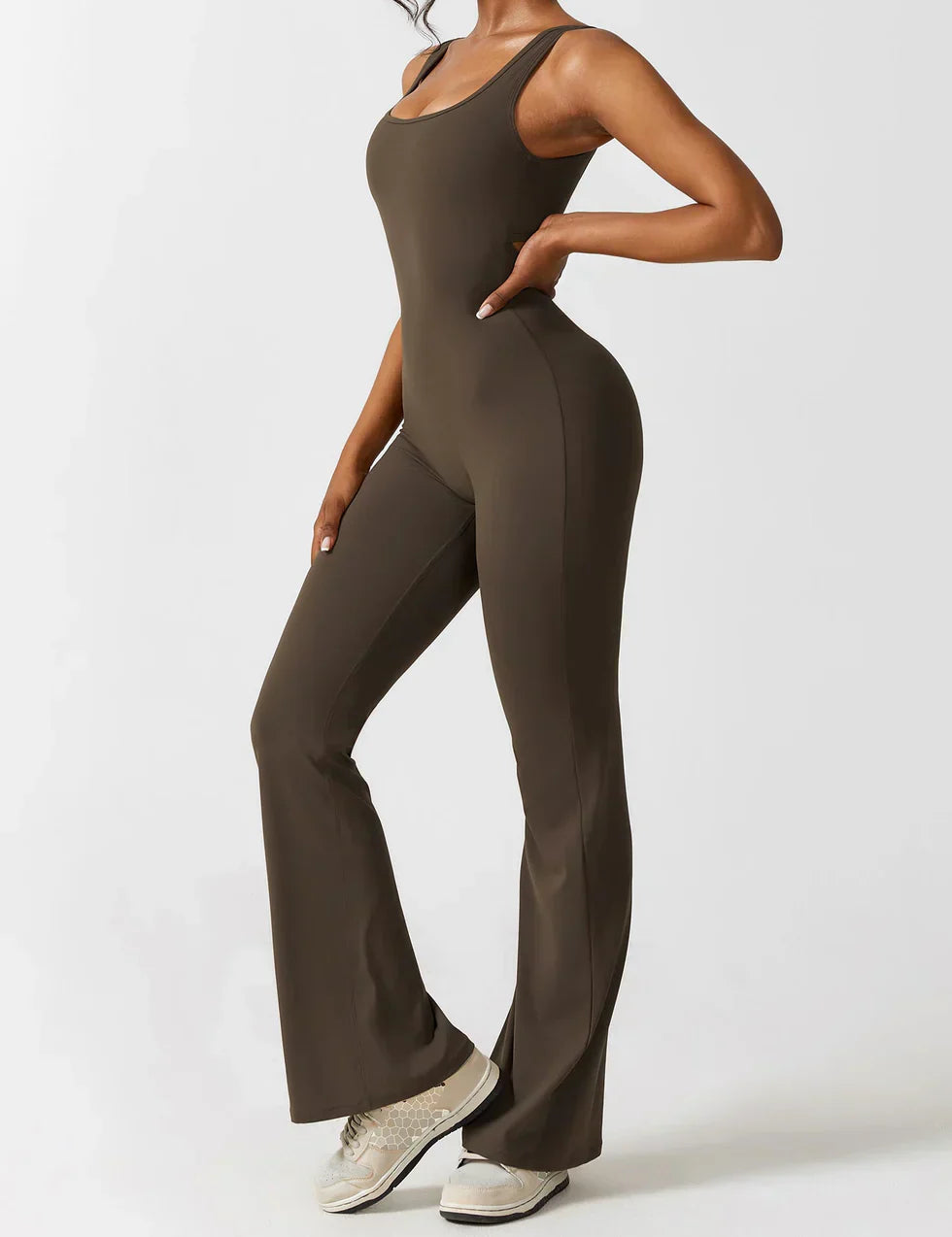 Manuela | Figurbetonender Jumpsuit mit ausgestelltem Bein