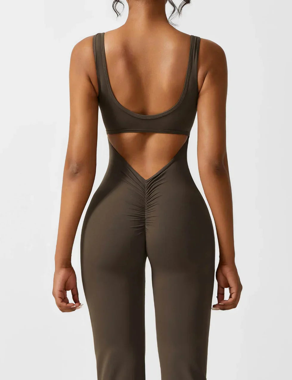 Manuela | Figurbetonender Jumpsuit mit ausgestelltem Bein