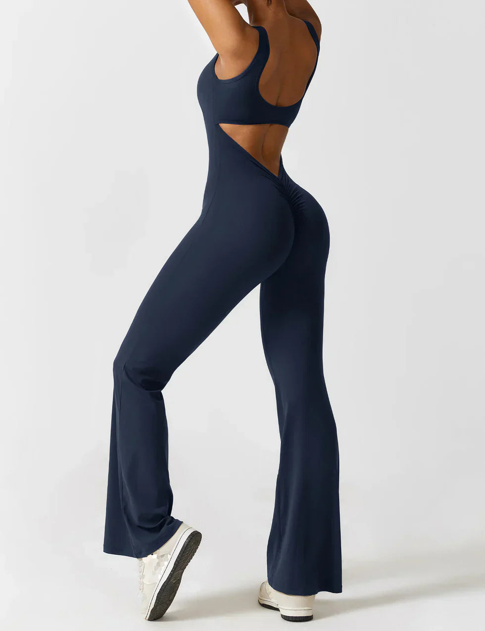 Manuela | Figurbetonender Jumpsuit mit ausgestelltem Bein