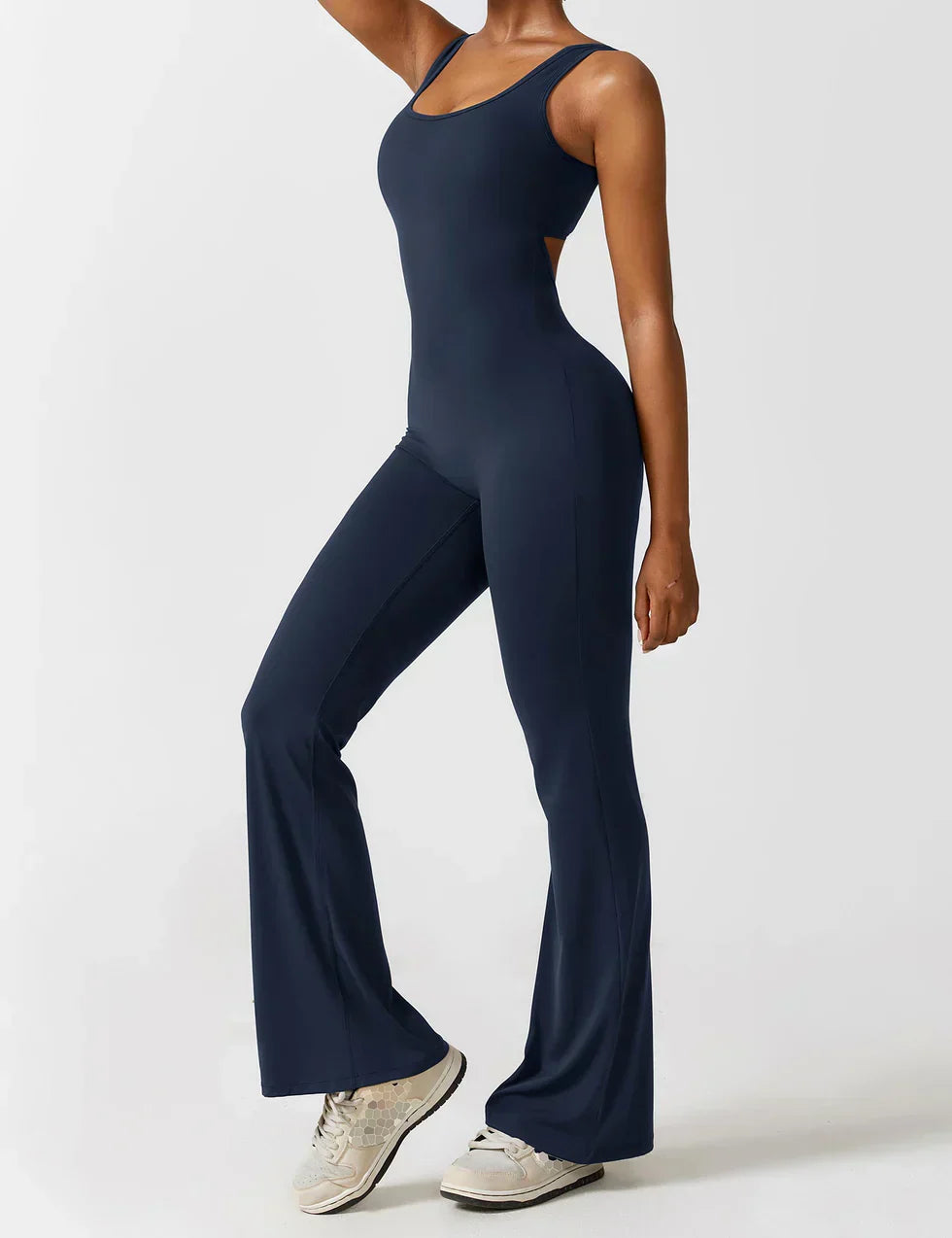 Manuela | Figurbetonender Jumpsuit mit ausgestelltem Bein