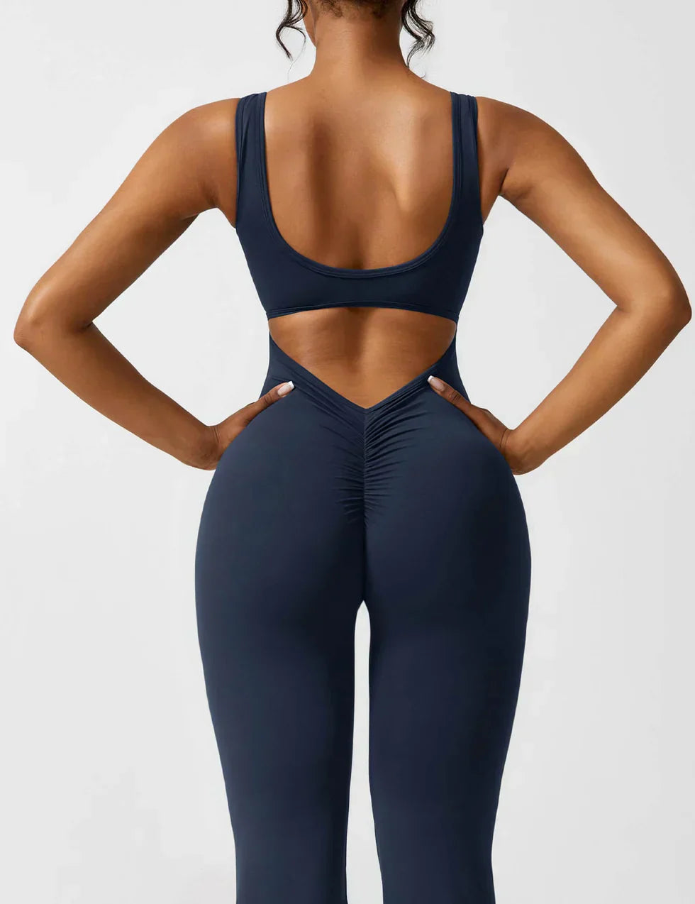 Manuela | Figurbetonender Jumpsuit mit ausgestelltem Bein