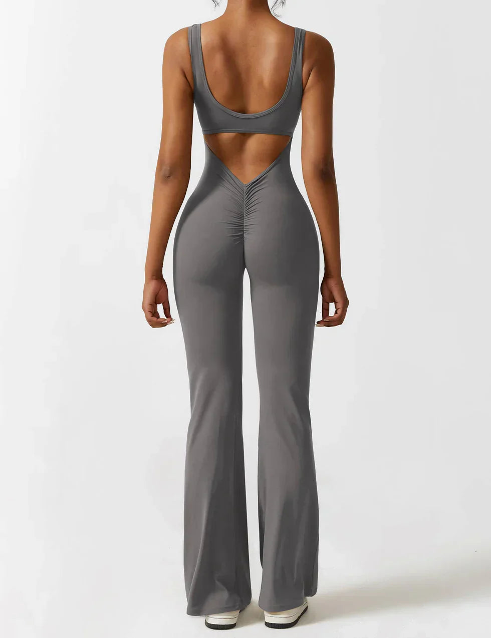 Manuela | Figurbetonender Jumpsuit mit ausgestelltem Bein