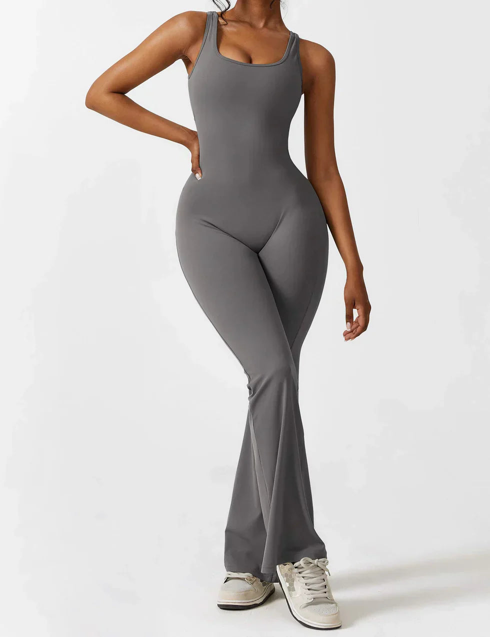 Manuela | Figurbetonender Jumpsuit mit ausgestelltem Bein