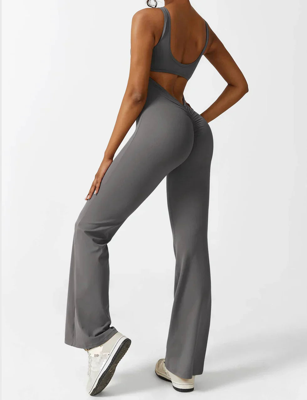Manuela | Figurbetonender Jumpsuit mit ausgestelltem Bein