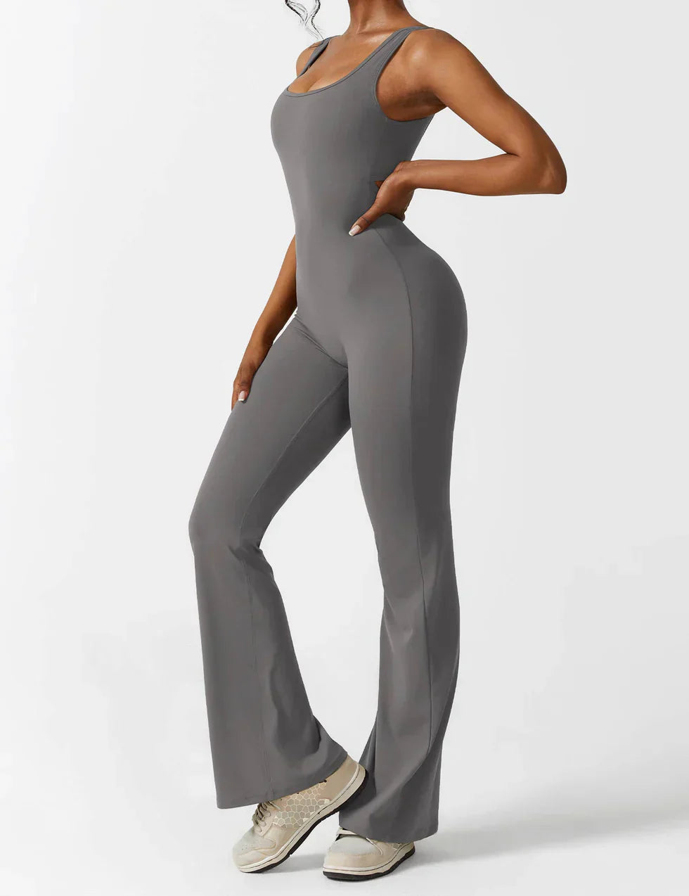 Manuela | Figurbetonender Jumpsuit mit ausgestelltem Bein