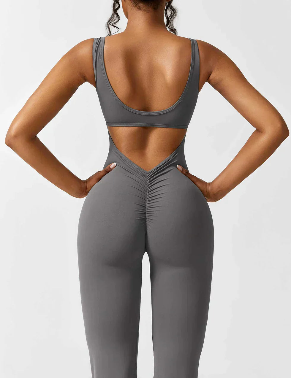 Manuela | Figurbetonender Jumpsuit mit ausgestelltem Bein