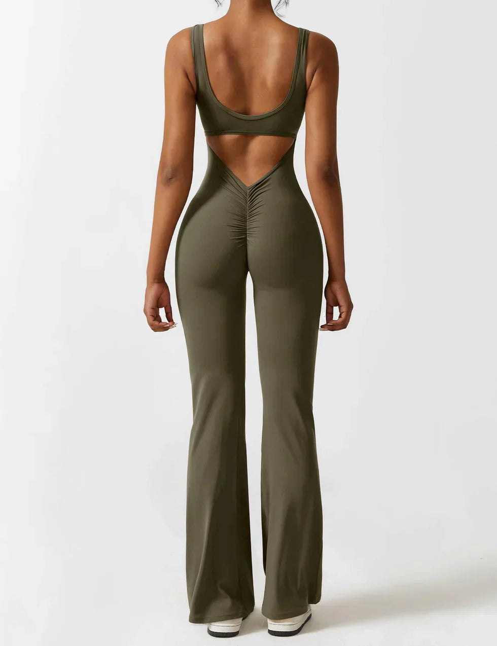 Manuela | Figurbetonender Jumpsuit mit ausgestelltem Bein
