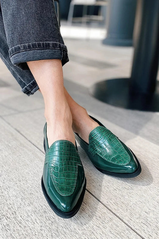 Grüne Patchwork-Slipper mit spitzem Zehenbereich und Krokodilmuster