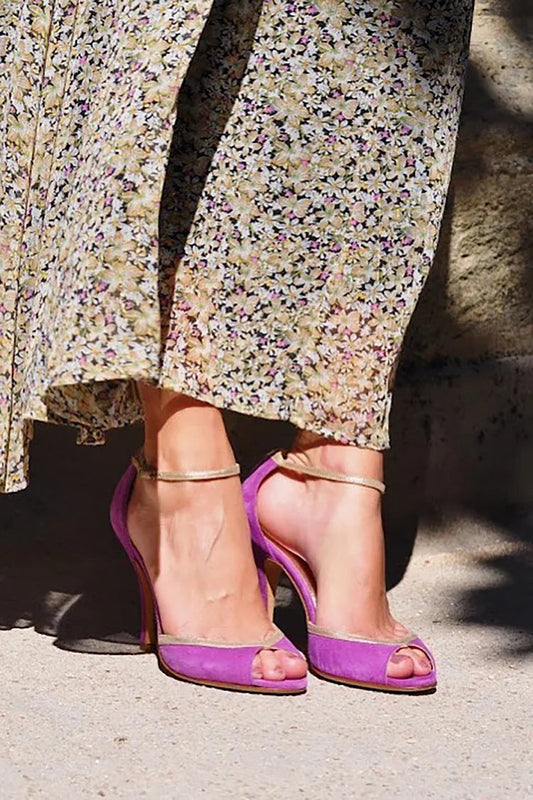 Peep-Toe-Stiletto mit T-förmigem Design, kontrastierenden Kanten und Knöchelriemen